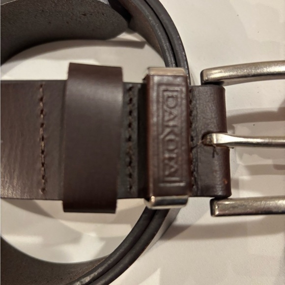 DAKOTA Sz 44 Brown Smooth Leather Belt Length 48” Width 1.5” Buckle 2 x 2.25” - Picture 2 of 6